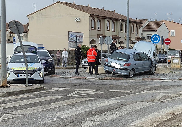Accidente en Almendralejo: arranca la puerta de un vehículo estacionado y colisiona contra una rotonda